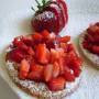 Delikatne placuszki serowe z truskawkami - Przepisy kulinarne z Raju Smakosza