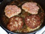 Domowe hamburgery (wg Raj Smakosza). Smażymy mięso. Kliknij, aby powiêkszyæ