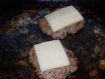 Domowe hamburgery (wg Raj Smakosza). Podgrzewamy żółty ser. Kliknij, aby powiêkszyæ