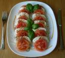 Sałatka Caprese czyli mozarella z pomidorami (wg Raj Smakosza). Tradycyjna włoska sałatka. Kliknij, aby powiêkszyæ