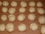 Pyszne domowe pączki z lukrem (wg Raj Smakosza). Uformowane kulki muszą wyrosnąć. Kliknij, aby powiêkszyæ