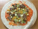 Tortilla z wołowiną, czerwoną salsą i sosem czosnkowym (wg Raj Smakosza). Składniki układamy na placku. Kliknij, aby powiêkszyæ