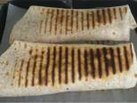 Tortilla z wołowiną, czerwoną salsą i sosem czosnkowym (wg Raj Smakosza). Podsmażamy na patelni bez tłuszczu lub grillujemy. Kliknij, aby powiêkszyæ