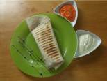 Tortilla z wołowiną, czerwoną salsą i sosem czosnkowym (wg Raj Smakosza). Smacznego. Kliknij, aby powiêkszyæ