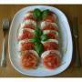 Sałatka Caprese czyli mozarella z pomidorami - Przepisy kulinarne z Raju Smakosza